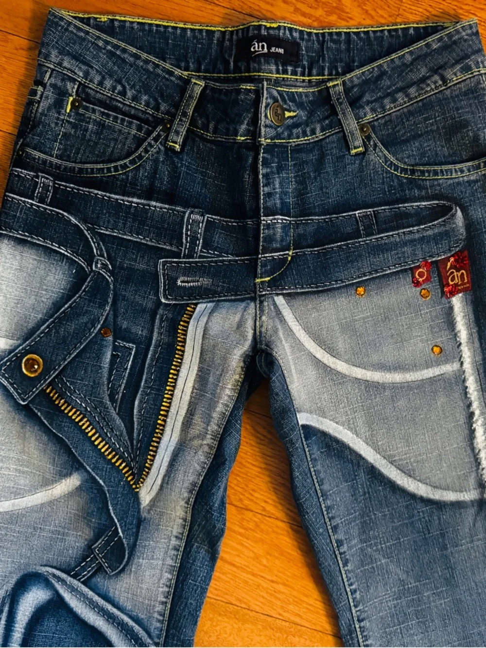 ‘An jeans- Chic one-of-a-kind Women’s Blue Wash Designer Jeans - Picture 4 of 10